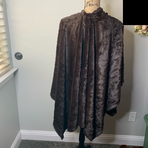 NWOT Concierge Collection Shawl Wrap - Picture 7 of 12